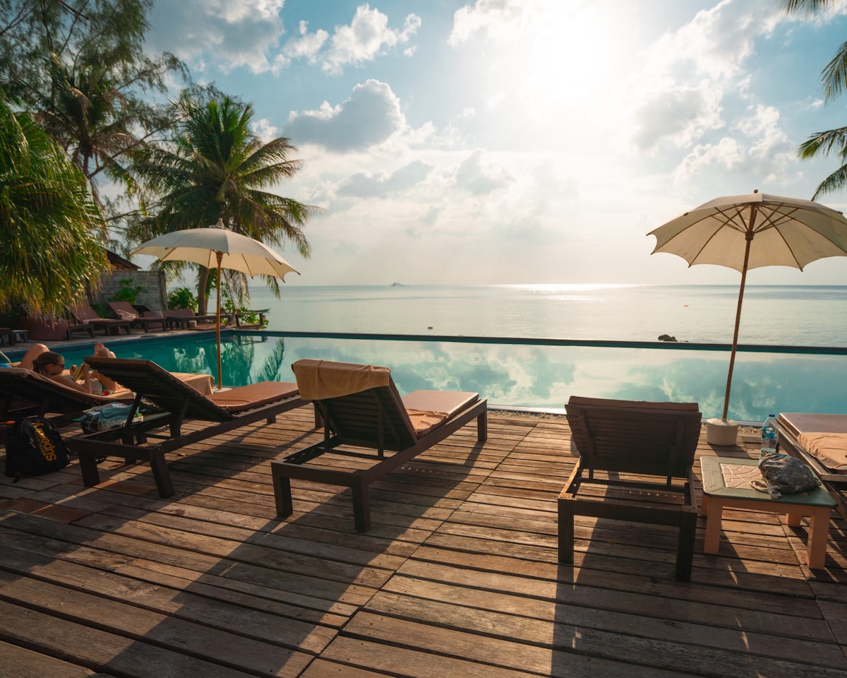 Lifestyle bể bơi resort